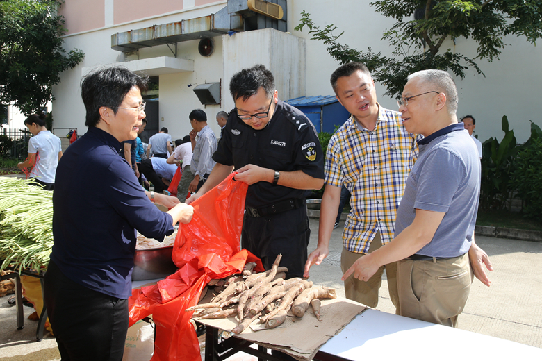 1.汪海鹏院长询问农产品情况。（罗凤灵 摄）_副本.jpg