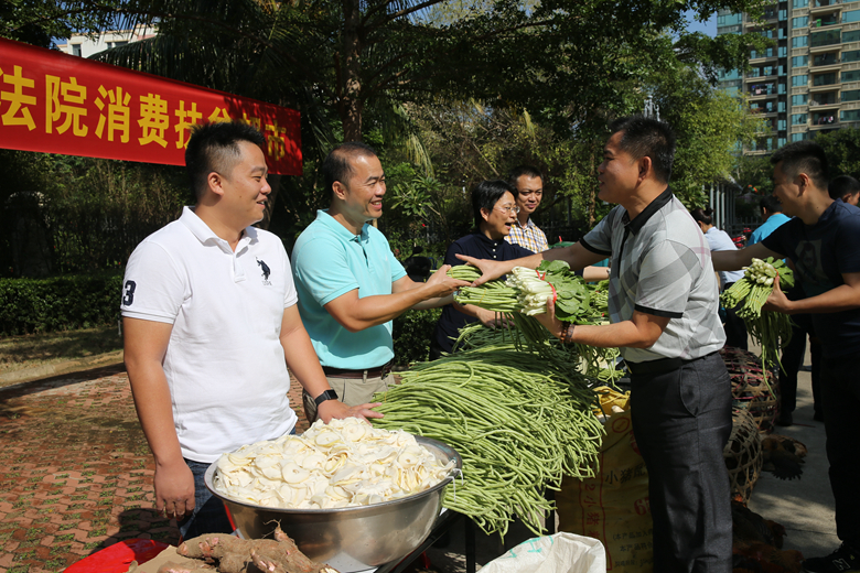 2.干警购买蔬菜。（罗凤灵 摄）_副本.jpg