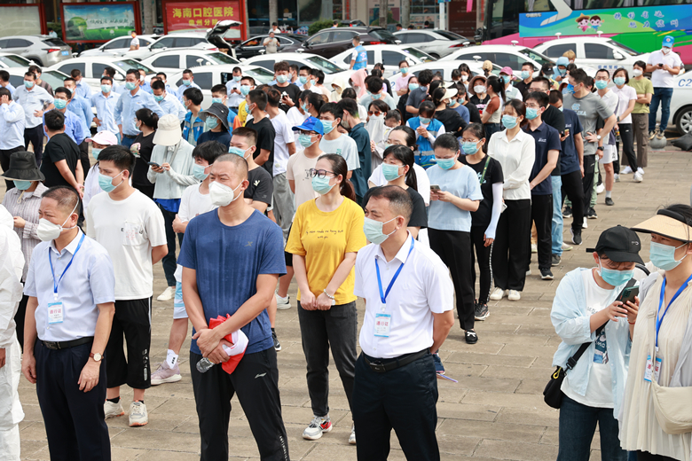 2.王正（蓝衣）带队参加儋州抗疫动员会。（赵赛 摄）_副本.jpg